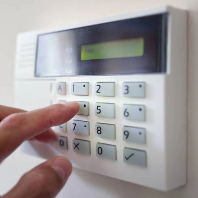 clavier-alarme quelqu'un qui tape un code sur un clavier d'alarme