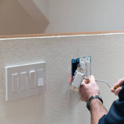 prise et interrupteur que un électricien installe